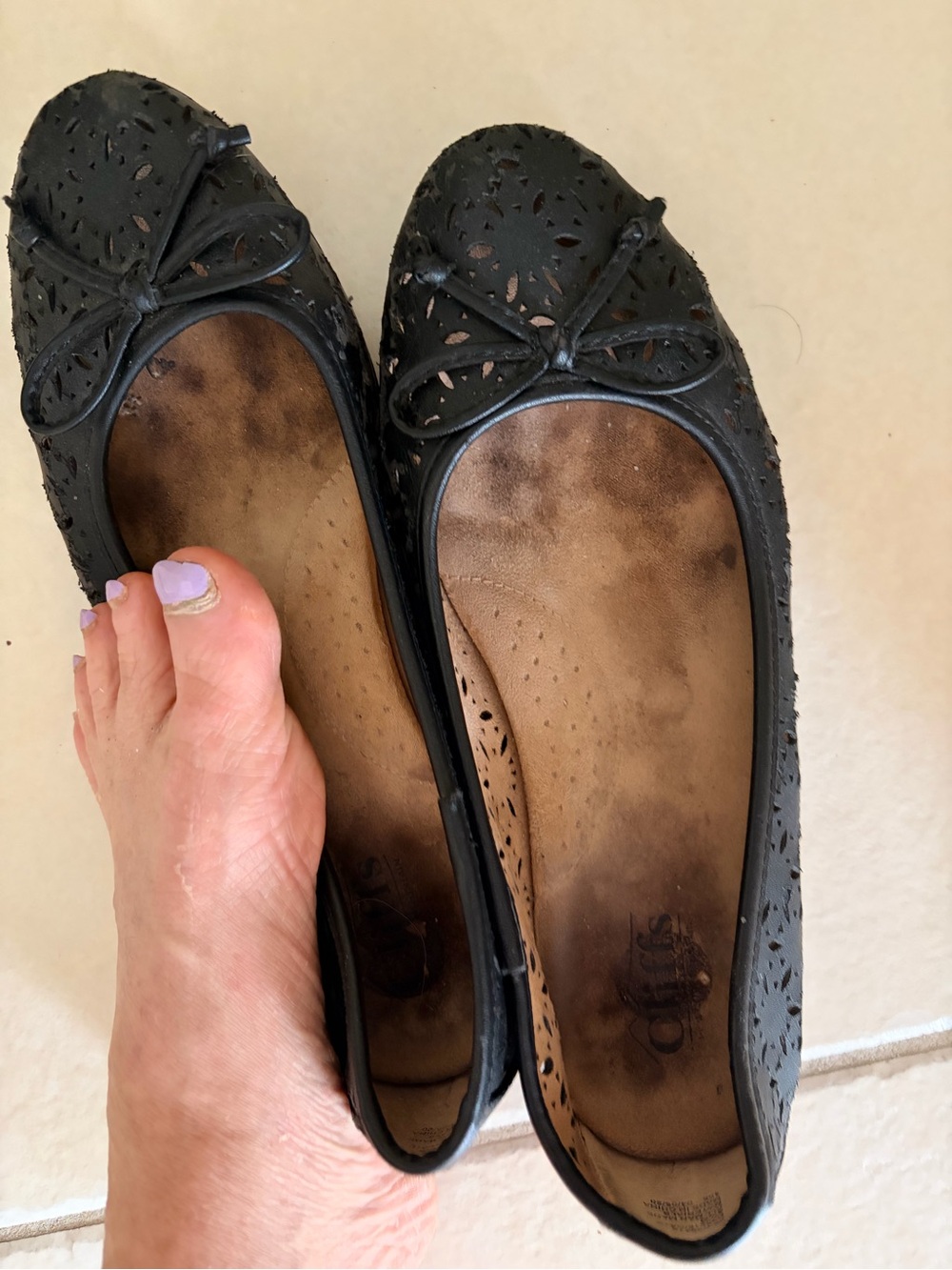 Well wORn ladies women's flats sandals shoes black used condition toes feet